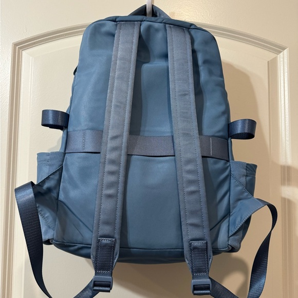 Lululemon New Crew Backpack 22l - Picture 3 of 10
